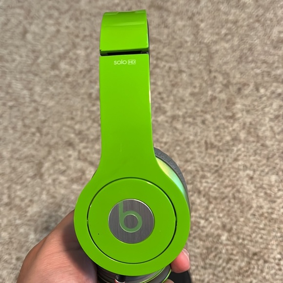 Beats Solo headphones - lime green - Picture 2 of 8